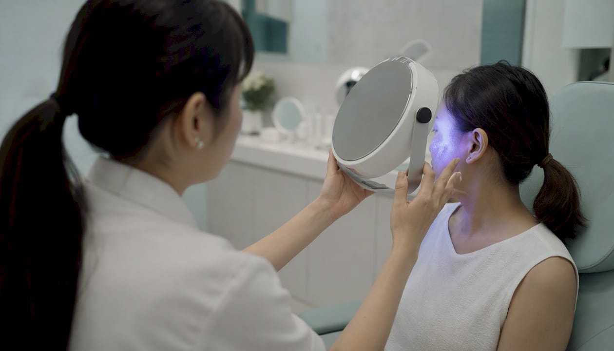 Skin assessment with Wood's lamp in clinic