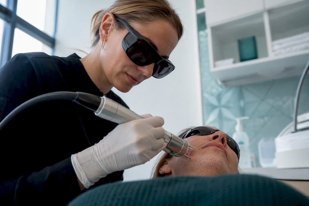 Clinician applying picosecond laser on freckled skin
